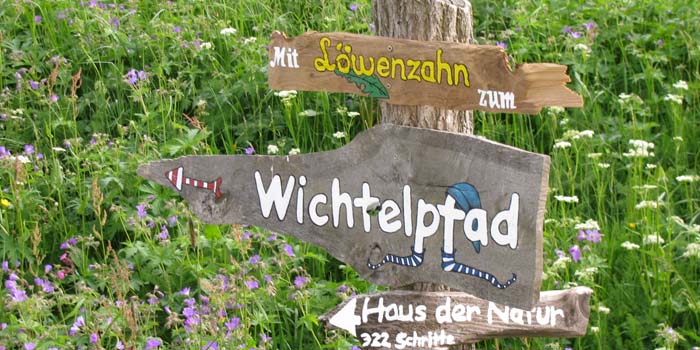 Der Wichtelpfad (Wegweiser auf einer grünen Wiese)